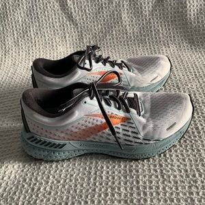 BROOKS ADRENALINE 21!! WOMENS SIZE 8! Used, Good condition!
